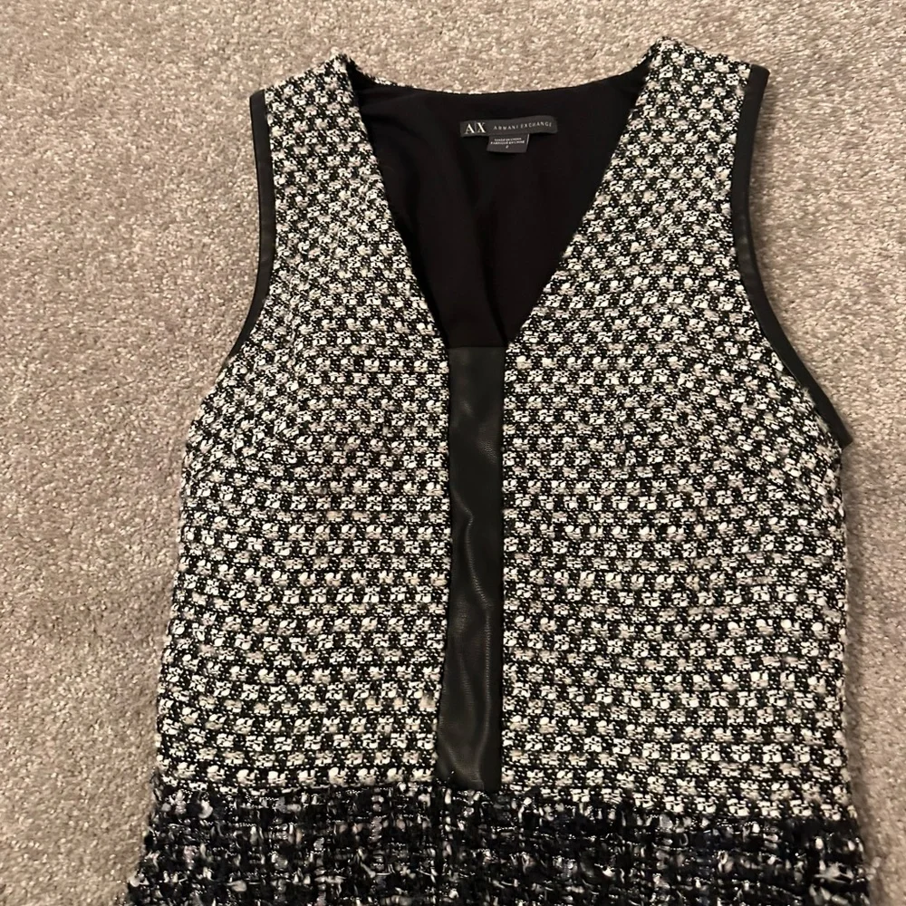 Stunning black tweed dress with leather detailing has pockets, brand new - Picture 3 of 6